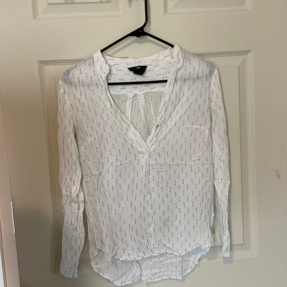 White H&M shirt with black arrows